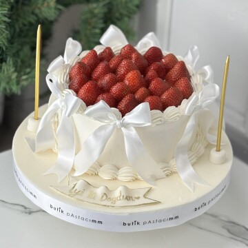 Çilekli Kurdeleli Beyaz Pasta 2