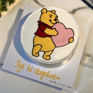 Elinde Kalp Tutan Ayıcık Çizimli Kremalı Pasta (Winnie The Pooh Pasta)
