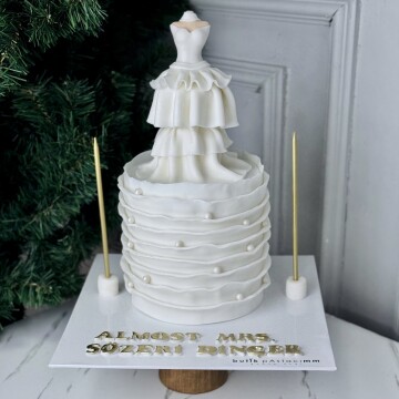 Gelinlikli Bekarlığa Veda Pastası