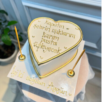 Gold Detaylı Yazılı Romantik Pasta