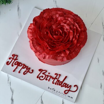 Kırmızı Gül Şeklinde Kremalı Simli Pasta