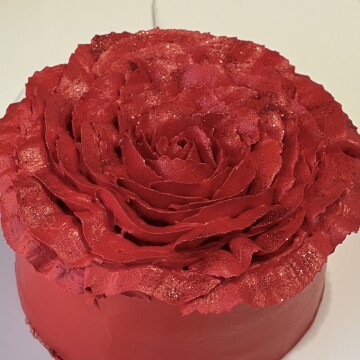 Kırmızı Gül Şeklinde Kremalı Simli Pasta