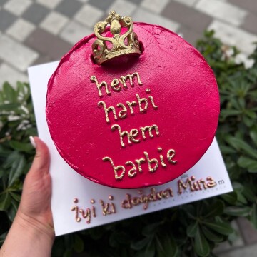 Hem Harbi Hem Barbie Yazılı Taçlı Pasta