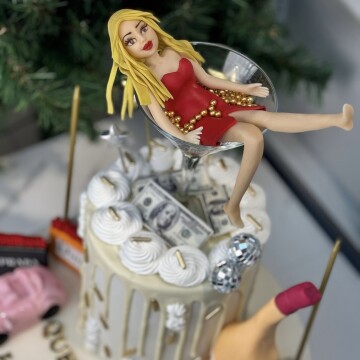 Kadehte Oturan Kız Tasarımlı Pasta