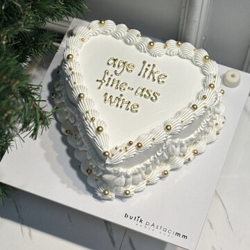 Kalpli Vintage Beyaz Gold Yazılı Pasta