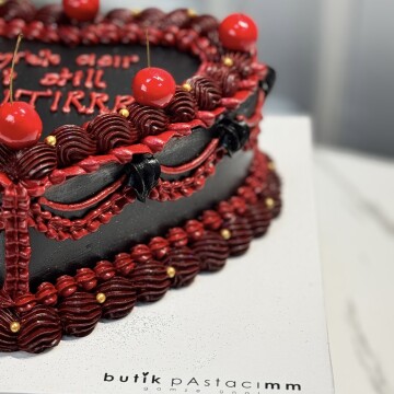 Kiraz Detaylı Kırmızı Siyah Yazılı Vintage Pasta