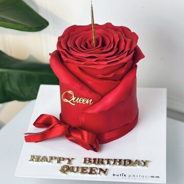 Kırmızı Gül Şeker Hamurlu Pasta