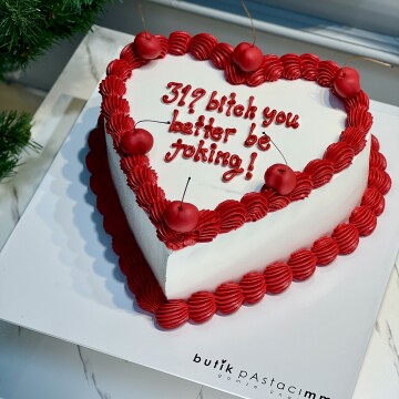 Kırmızı Krema Detaylı Kirazlı Pasta