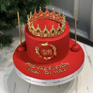 Kırmızı Taçlı Tasarım Pasta