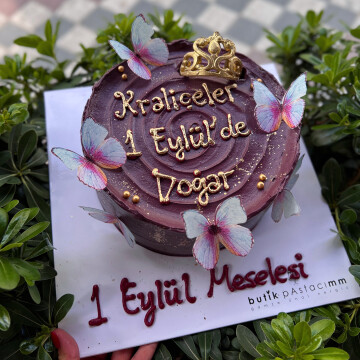 Kraliçe Taçlı Kelebekli Yazılı Pasta