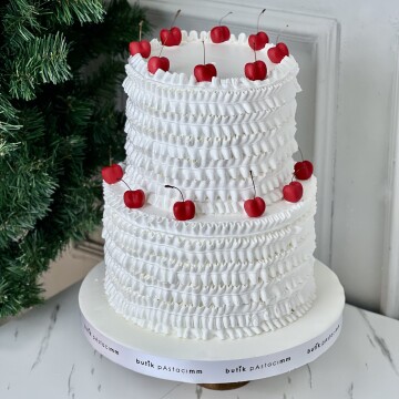 Kremalı Kirazlı Nişan Pastası