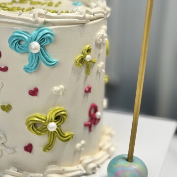 Kurdele Çizimli Kremalı Pasta