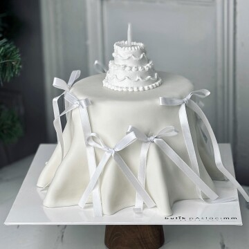 Kurdeleli Beyaz Pasta