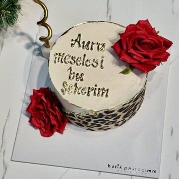 Leopar Dizaynlı Güllü Yazılı Pasta