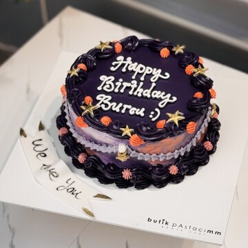 Mor Renk Retro Yazılı Pasta