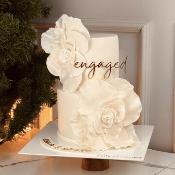 Özel Çiçek Dekorlu Nişan Pastası