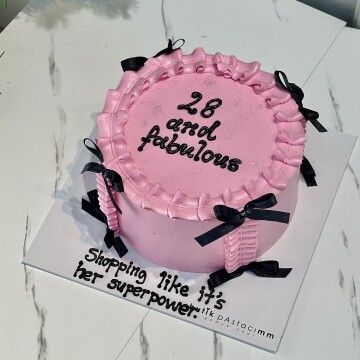 Pembe Kremalı Simli Siyah Kurdeleli Yazılı Pasta