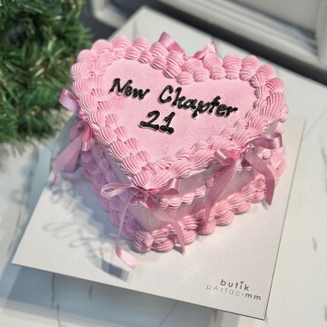 Pembe Kurdeleli Kalpli Pasta