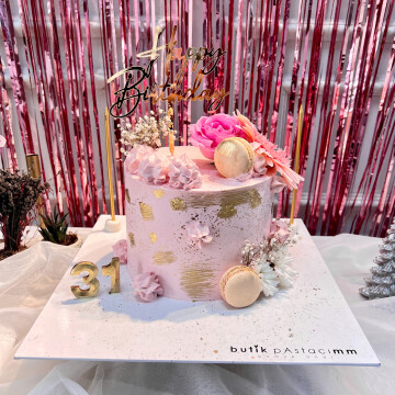 Pembe Süslemeli Kremalı Pasta