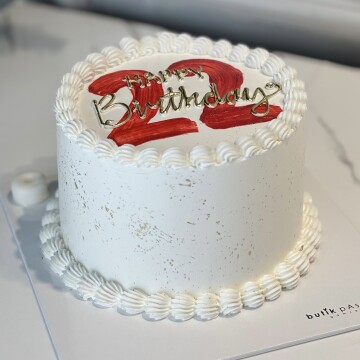 Rakam Çizimli Gold Yazılı Pasta