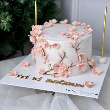 Sakura Çiçekli Pasta