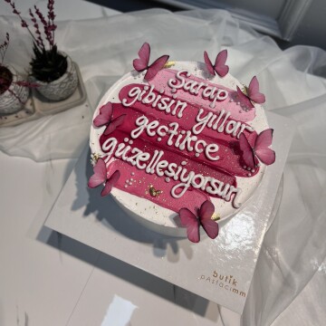 Şarap Gibisin Yıllar Geçtikçe Güzelleşiyorsun Yazılı Pasta