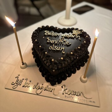 Siyah Kalpli Simli Retro Pasta