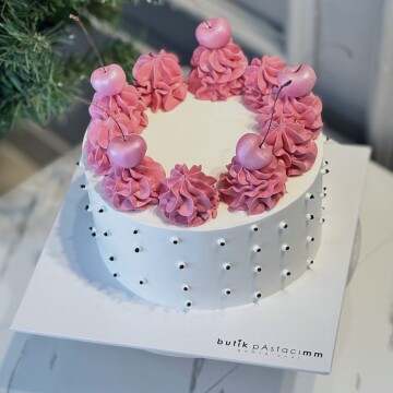 Süslü Pembe Kremalı Kirazlı Pasta