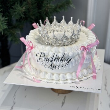 Üfleyince Etrafa Sim Saçılan Birthday Queen Taçlı Pasta (Simli Pasta Üfleme)