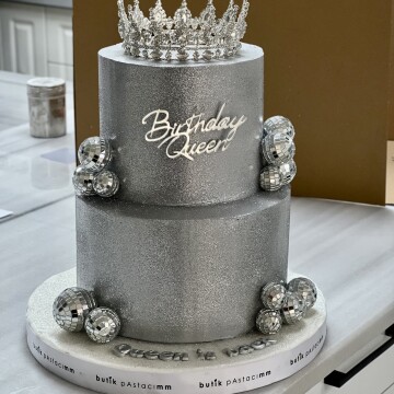 Üfleyince Etrafa Sim Saçılan Silver Taçlı Disco Toplu İki Katlı Pasta (Simli Pasta Üfleme)