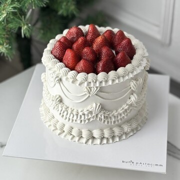 Vintage Çilekli Pasta