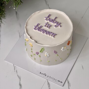 Zarif Çiçek Çizimli Yazılı Pasta