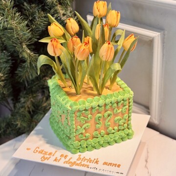 Zarif Lale Çiçek Sepeti Kremalı Pasta